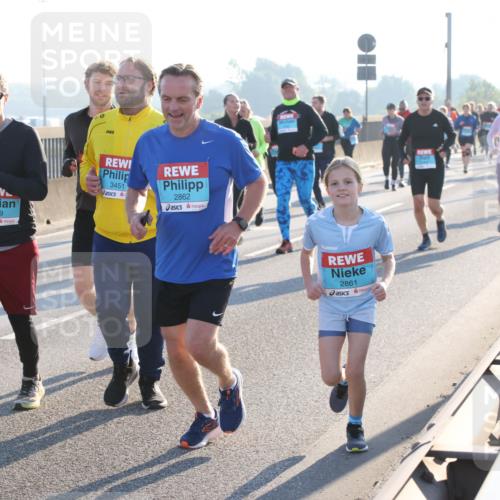 03.10.2025 - Köhlbrandbrückenlauf Lena Gebhardt http://msf.ph/oto/9044291 03.10.2025 09:27:10 Position 1 3429, 3451, 2862, 2861 meine-sportfotos.de