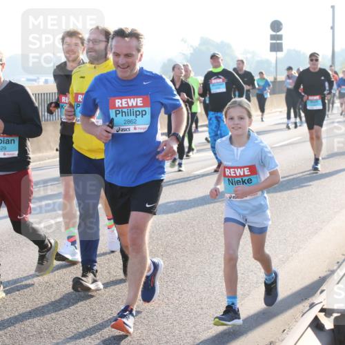 03.10.2025 - Köhlbrandbrückenlauf Lena Gebhardt http://msf.ph/oto/9044302 03.10.2025 09:27:10 Position 1 3429, 2862 meine-sportfotos.de