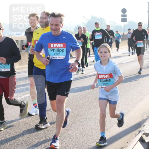 03.10.2025 - Köhlbrandbrückenlauf Lena Gebhardt http://msf.ph/oto/9044304 03.10.2025 09:27:10 Position 1 3429, 2862, 2861 meine-sportfotos.de