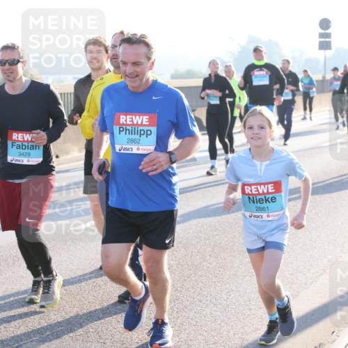 03.10.2025 - Köhlbrandbrückenlauf Lena Gebhardt http://msf.ph/oto/9044319 03.10.2025 09:27:10 Position 1 3429, 2862, 2861 meine-sportfotos.de