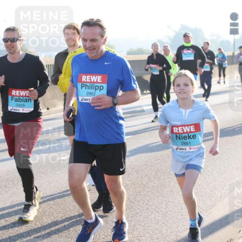 03.10.2025 - Köhlbrandbrückenlauf Lena Gebhardt http://msf.ph/oto/9044324 03.10.2025 09:27:10 Position 1 3429, 2862, 2861 meine-sportfotos.de