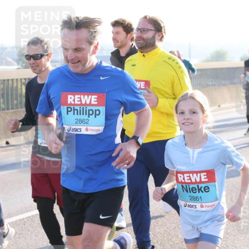 03.10.2025 - Köhlbrandbrückenlauf Lena Gebhardt http://msf.ph/oto/9044359 03.10.2025 09:27:11 Position 1 2988, 2862, 2861 meine-sportfotos.de