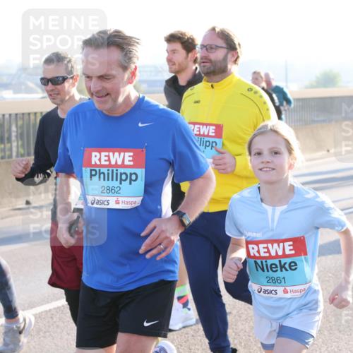 03.10.2025 - Köhlbrandbrückenlauf Lena Gebhardt http://msf.ph/oto/9044364 03.10.2025 09:27:11 Position 1 2988, 2862, 2861 meine-sportfotos.de