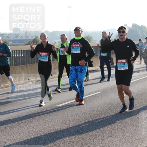 03.10.2025 - Köhlbrandbrückenlauf Lena Gebhardt http://msf.ph/oto/9044413 03.10.2025 09:27:13 Position 1 34, 2462, 2463, 1965, 2551 meine-sportfotos.de