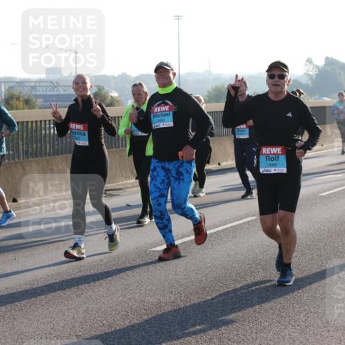 03.10.2025 - Köhlbrandbrückenlauf Lena Gebhardt http://msf.ph/oto/9044418 03.10.2025 09:27:13 Position 1 462, 2463, 1965, 2551 meine-sportfotos.de