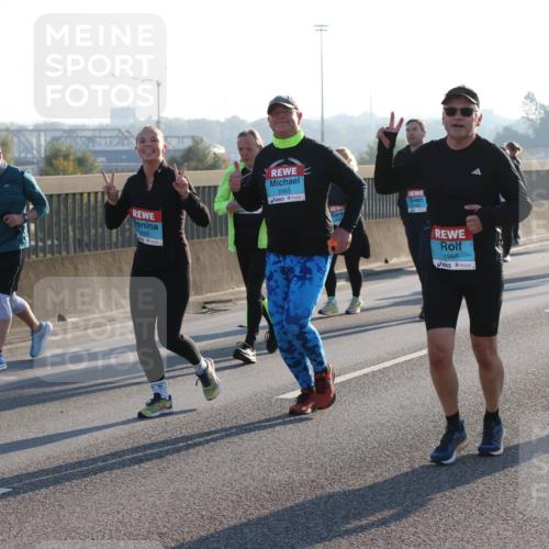 03.10.2025 - Köhlbrandbrückenlauf Lena Gebhardt http://msf.ph/oto/9044427 03.10.2025 09:27:13 Position 1 2462, 2463, 1965, 2551 meine-sportfotos.de