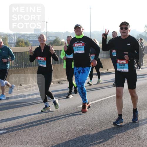 03.10.2025 - Köhlbrandbrückenlauf Lena Gebhardt http://msf.ph/oto/9044430 03.10.2025 09:27:13 Position 1 2462, 2463, 1965, 2551 meine-sportfotos.de