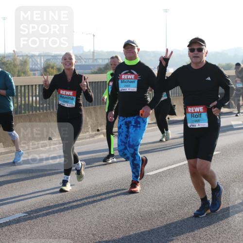 03.10.2025 - Köhlbrandbrückenlauf Lena Gebhardt http://msf.ph/oto/9044452 03.10.2025 09:27:14 Position 1 2462, 2463, 1965 meine-sportfotos.de