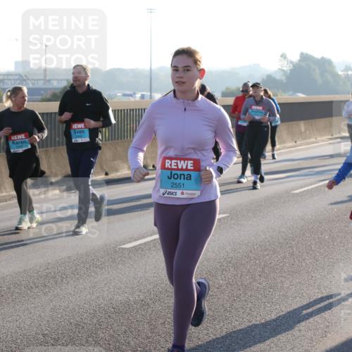 03.10.2025 - Köhlbrandbrückenlauf Lena Gebhardt http://msf.ph/oto/9044514 03.10.2025 09:27:15 Position 1 2551 meine-sportfotos.de