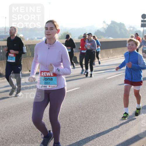 03.10.2025 - Köhlbrandbrückenlauf Lena Gebhardt http://msf.ph/oto/9044525 03.10.2025 09:27:15 Position 1 2551 meine-sportfotos.de