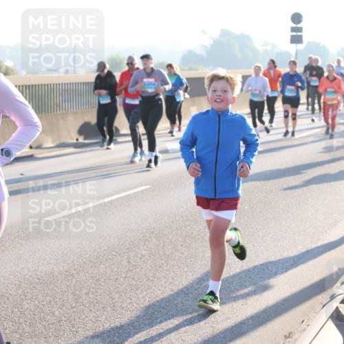 03.10.2025 - Köhlbrandbrückenlauf Lena Gebhardt http://msf.ph/oto/9044530 03.10.2025 09:27:16 Position 1 2551 meine-sportfotos.de