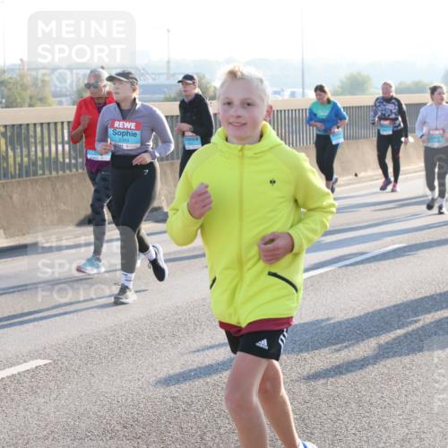 03.10.2025 - Köhlbrandbrückenlauf Lena Gebhardt http://msf.ph/oto/9044621 03.10.2025 09:27:18 Position 1 2393 meine-sportfotos.de