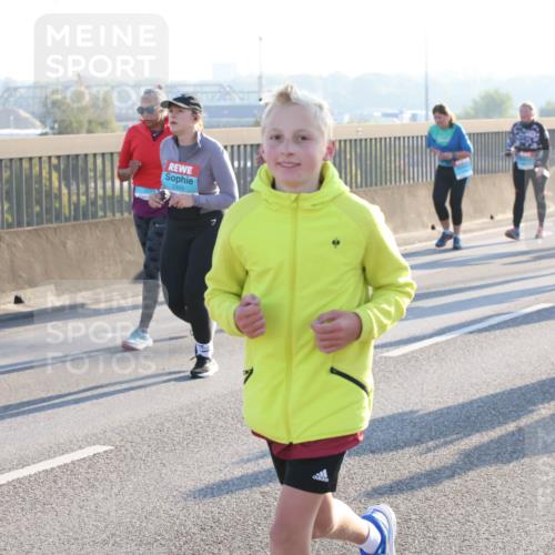 03.10.2025 - Köhlbrandbrückenlauf Lena Gebhardt http://msf.ph/oto/9044629 03.10.2025 09:27:18 Position 1 2393 meine-sportfotos.de
