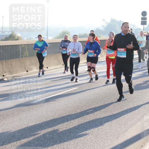 03.10.2025 - Köhlbrandbrückenlauf Lena Gebhardt http://msf.ph/oto/9044649 03.10.2025 09:27:19 Position 1 2300, 2298 meine-sportfotos.de