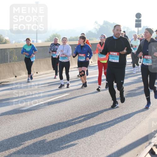 03.10.2025 - Köhlbrandbrückenlauf Lena Gebhardt http://msf.ph/oto/9044652 03.10.2025 09:27:19 Position 1 124, 2300, 2298 meine-sportfotos.de