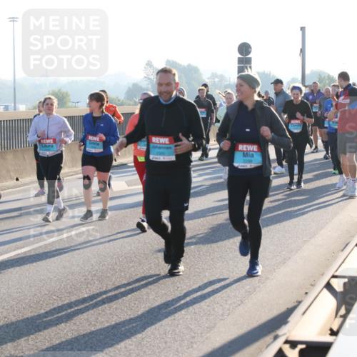 03.10.2025 - Köhlbrandbrückenlauf Lena Gebhardt http://msf.ph/oto/9044670 03.10.2025 09:27:19 Position 1 2300, 2298 meine-sportfotos.de