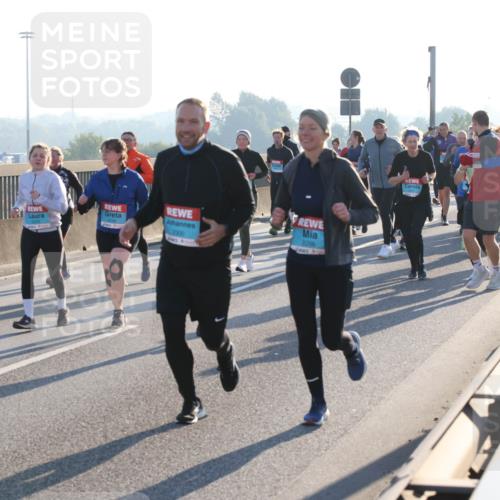 03.10.2025 - Köhlbrandbrückenlauf Lena Gebhardt http://msf.ph/oto/9044682 03.10.2025 09:27:19 Position 1 2300, 2298 meine-sportfotos.de