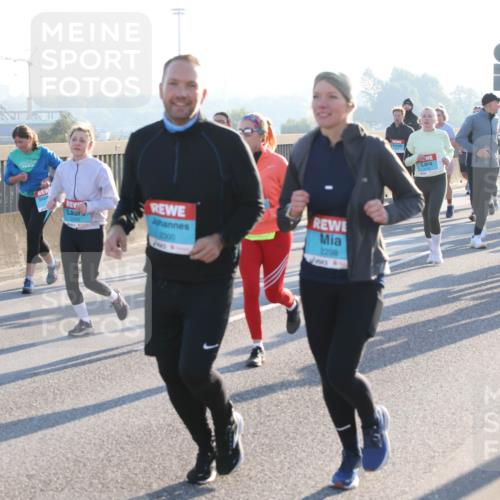 03.10.2025 - Köhlbrandbrückenlauf Lena Gebhardt http://msf.ph/oto/9044712 03.10.2025 09:27:20 Position 1 2300, 2298 meine-sportfotos.de