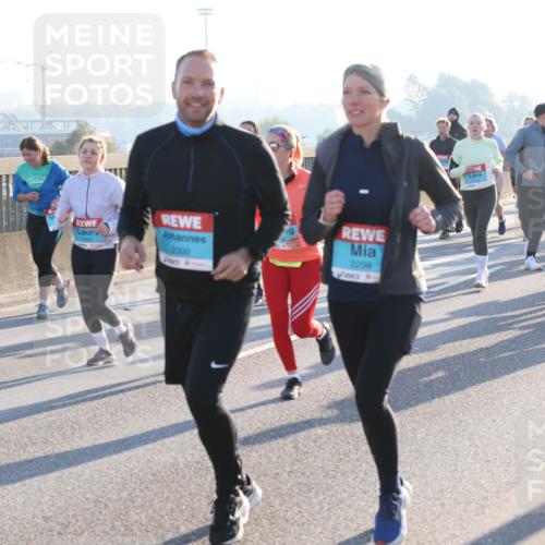 03.10.2025 - Köhlbrandbrückenlauf Lena Gebhardt http://msf.ph/oto/9044721 03.10.2025 09:27:20 Position 1 2300, 2298 meine-sportfotos.de