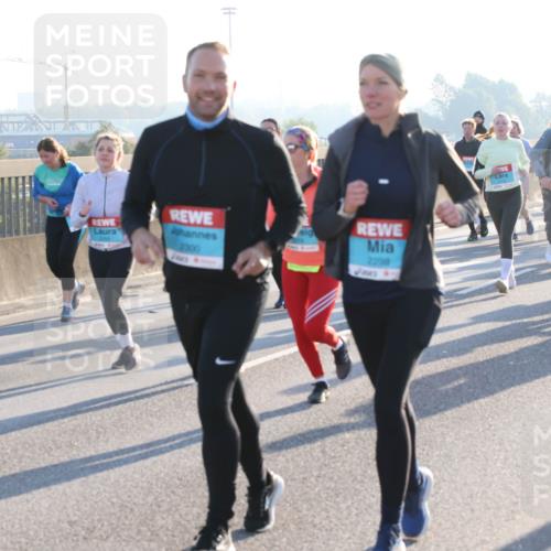 03.10.2025 - Köhlbrandbrückenlauf Lena Gebhardt http://msf.ph/oto/9044727 03.10.2025 09:27:20 Position 1 2300, 2298 meine-sportfotos.de