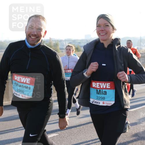 03.10.2025 - Köhlbrandbrückenlauf Lena Gebhardt http://msf.ph/oto/9044746 03.10.2025 09:27:21 Position 1 2300, 2298 meine-sportfotos.de