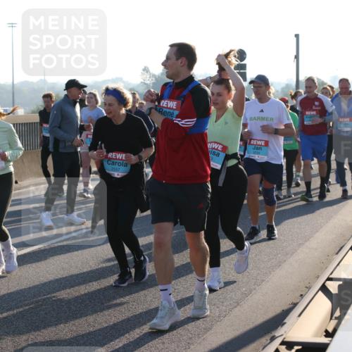 03.10.2025 - Köhlbrandbrückenlauf Lena Gebhardt http://msf.ph/oto/9044778 03.10.2025 09:27:23 Position 1 3102, 2557, 10, 3234 meine-sportfotos.de