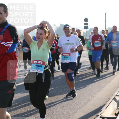 03.10.2025 - Köhlbrandbrückenlauf Lena Gebhardt http://msf.ph/oto/9044805 03.10.2025 09:27:24 Position 1 2373, 3234 meine-sportfotos.de