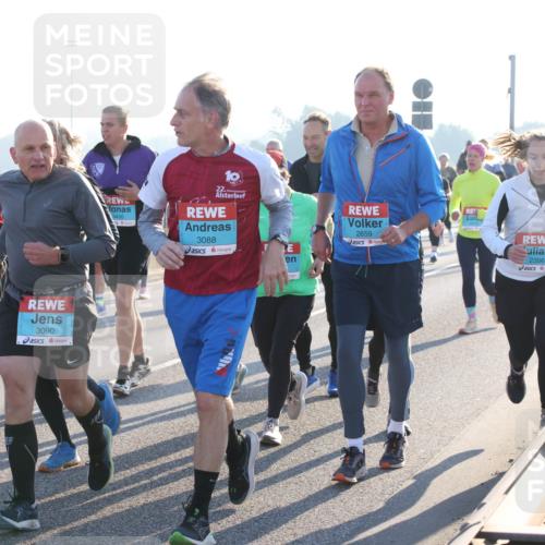 03.10.2025 - Köhlbrandbrückenlauf Lena Gebhardt http://msf.ph/oto/9044870 03.10.2025 09:27:27 Position 1 31, 2162, 3090, 3430, 22, 2659, 3088, 2356 meine-sportfotos.de