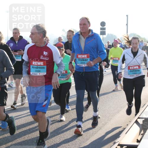 03.10.2025 - Köhlbrandbrückenlauf Lena Gebhardt http://msf.ph/oto/9044878 03.10.2025 09:27:27 Position 1 2162, 3430, 3090, 22, 3088, 3040, 2659, 2356 meine-sportfotos.de