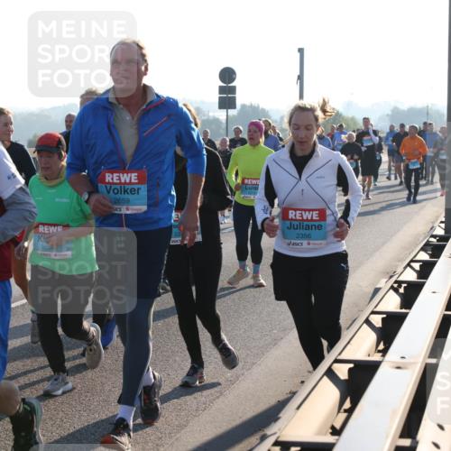03.10.2025 - Köhlbrandbrückenlauf Lena Gebhardt http://msf.ph/oto/9044900 03.10.2025 09:27:27 Position 1 22, 3088, 3040, 2659, 22, 2356 meine-sportfotos.de