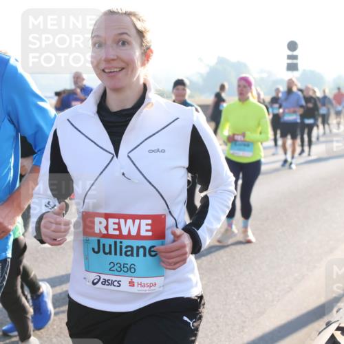 03.10.2025 - Köhlbrandbrückenlauf Lena Gebhardt http://msf.ph/oto/9044935 03.10.2025 09:27:29 Position 1 2659, 2356 meine-sportfotos.de