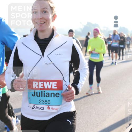 03.10.2025 - Köhlbrandbrückenlauf Lena Gebhardt http://msf.ph/oto/9044940 03.10.2025 09:27:29 Position 1 59, 2356 meine-sportfotos.de