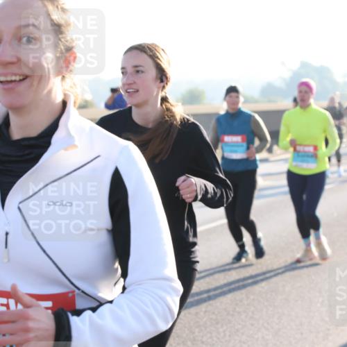 03.10.2025 - Köhlbrandbrückenlauf Lena Gebhardt http://msf.ph/oto/9044945 03.10.2025 09:27:29 Position 1  meine-sportfotos.de