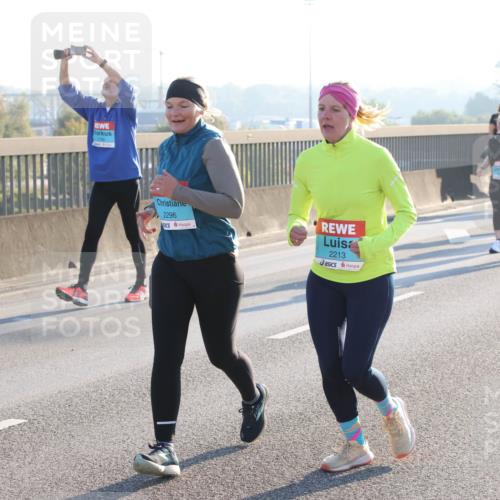 03.10.2025 - Köhlbrandbrückenlauf Lena Gebhardt http://msf.ph/oto/9044998 03.10.2025 09:27:31 Position 1 2296, 2213 meine-sportfotos.de