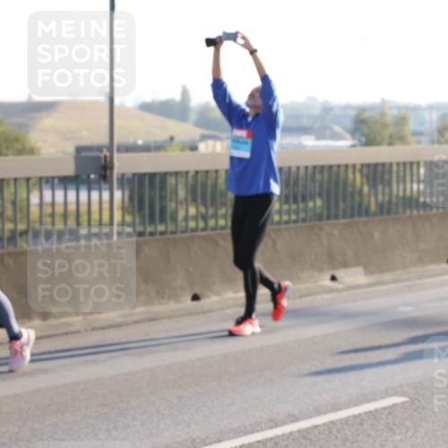 03.10.2025 - Köhlbrandbrückenlauf Lena Gebhardt http://msf.ph/oto/9045069 03.10.2025 09:27:32 Position 1  meine-sportfotos.de