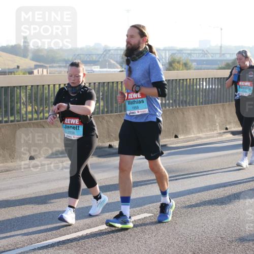 03.10.2025 - Köhlbrandbrückenlauf Lena Gebhardt http://msf.ph/oto/9045161 03.10.2025 09:27:35 Position 1 2238, 1958, 1749 meine-sportfotos.de