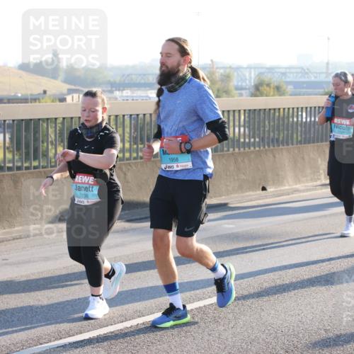 03.10.2025 - Köhlbrandbrückenlauf Lena Gebhardt http://msf.ph/oto/9045178 03.10.2025 09:27:35 Position 1 2238, 1958, 1749, 2041 meine-sportfotos.de
