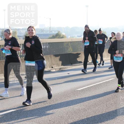 03.10.2025 - Köhlbrandbrückenlauf Lena Gebhardt http://msf.ph/oto/9045204 03.10.2025 09:27:36 Position 1 1749, 2041, 3552, 3553 meine-sportfotos.de