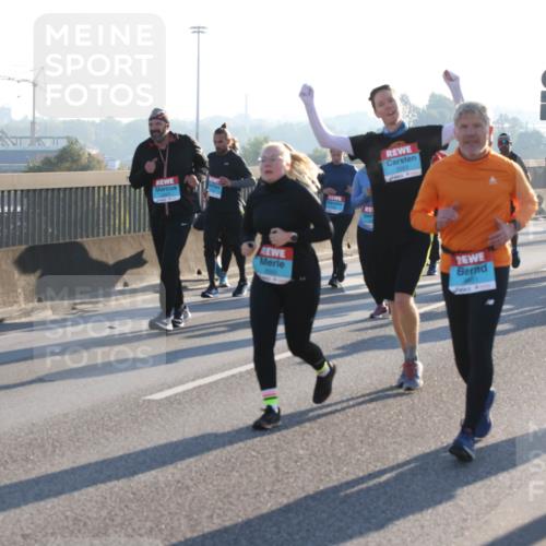 03.10.2025 - Köhlbrandbrückenlauf Lena Gebhardt http://msf.ph/oto/9045212 03.10.2025 09:27:37 Position 1 2572 meine-sportfotos.de