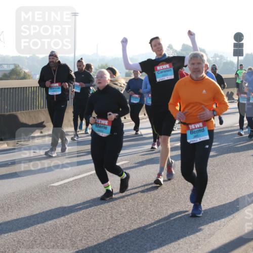03.10.2025 - Köhlbrandbrückenlauf Lena Gebhardt http://msf.ph/oto/9045219 03.10.2025 09:27:37 Position 1 3552, 3651, 2572 meine-sportfotos.de