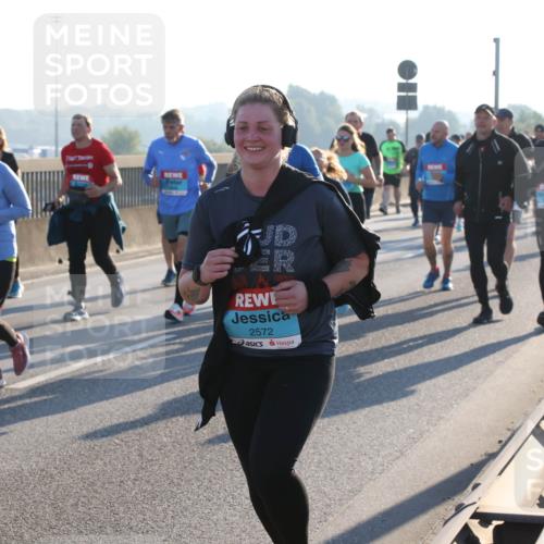 03.10.2025 - Köhlbrandbrückenlauf Lena Gebhardt http://msf.ph/oto/9045301 03.10.2025 09:27:39 Position 1 2572 meine-sportfotos.de