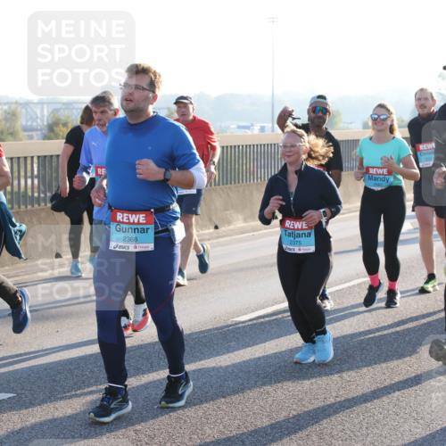 03.10.2025 - Köhlbrandbrückenlauf Lena Gebhardt http://msf.ph/oto/9045368 03.10.2025 09:27:41 Position 1 1824, 2366, 2375, 2681 meine-sportfotos.de