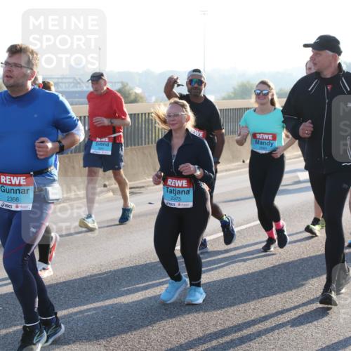 03.10.2025 - Köhlbrandbrückenlauf Lena Gebhardt http://msf.ph/oto/9045378 03.10.2025 09:27:41 Position 1 2366, 2681, 2375, 24 meine-sportfotos.de