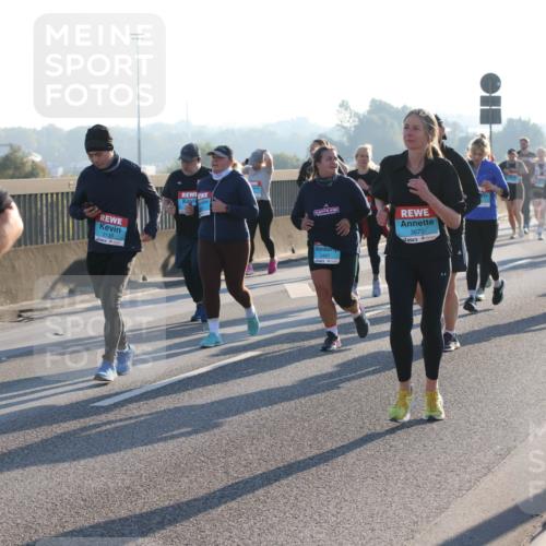 03.10.2025 - Köhlbrandbrückenlauf Lena Gebhardt http://msf.ph/oto/9045497 03.10.2025 09:27:45 Position 1 1518, 2133, 3670 meine-sportfotos.de