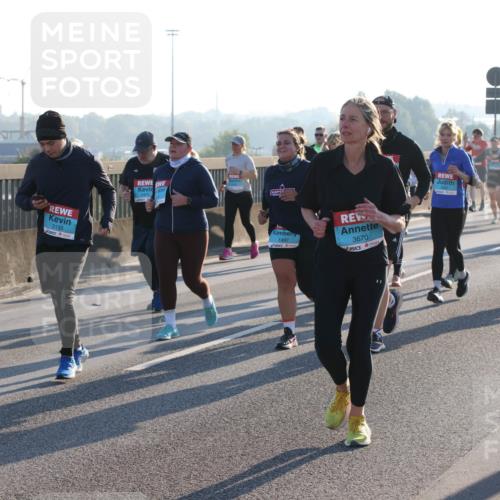 03.10.2025 - Köhlbrandbrückenlauf Lena Gebhardt http://msf.ph/oto/9045515 03.10.2025 09:27:46 Position 1 2133, 2475, 1497, 3670 meine-sportfotos.de