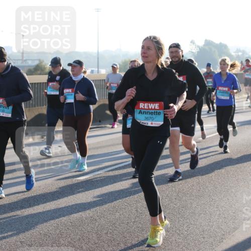 03.10.2025 - Köhlbrandbrückenlauf Lena Gebhardt http://msf.ph/oto/9045527 03.10.2025 09:27:46 Position 1 2133, 3670 meine-sportfotos.de