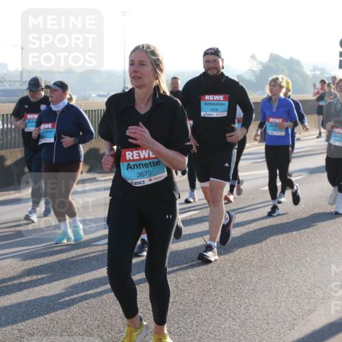 03.10.2025 - Köhlbrandbrückenlauf Lena Gebhardt http://msf.ph/oto/9045536 03.10.2025 09:27:47 Position 1 2133, 3670, 1606 meine-sportfotos.de