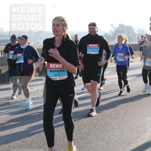03.10.2025 - Köhlbrandbrückenlauf Lena Gebhardt http://msf.ph/oto/9045539 03.10.2025 09:27:47 Position 1 2133, 3670, 1606 meine-sportfotos.de
