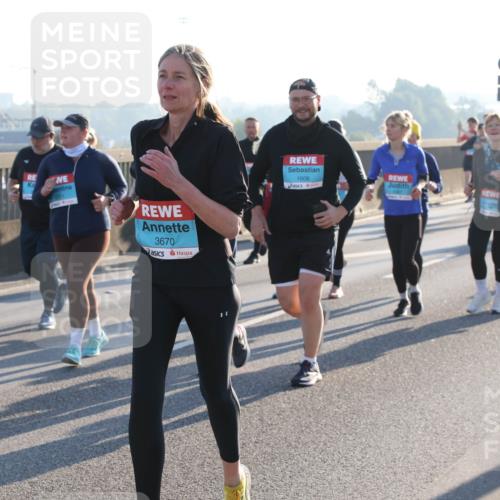 03.10.2025 - Köhlbrandbrückenlauf Lena Gebhardt http://msf.ph/oto/9045543 03.10.2025 09:27:47 Position 1 2133, 3670, 1606 meine-sportfotos.de