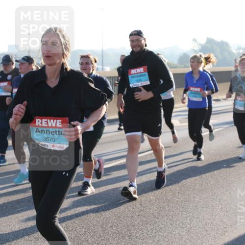 03.10.2025 - Köhlbrandbrückenlauf Lena Gebhardt http://msf.ph/oto/9045549 03.10.2025 09:27:47 Position 1 3670, 1606 meine-sportfotos.de